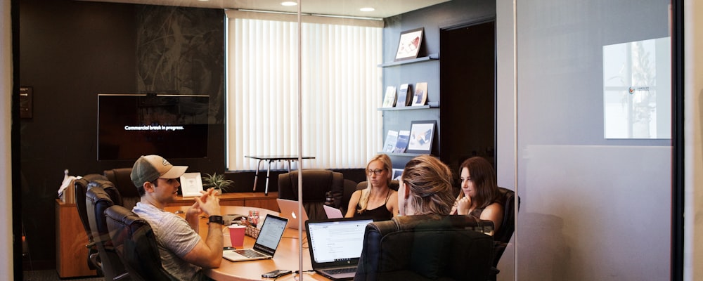 铁粉聚集地球迷社区热烈讨论场景